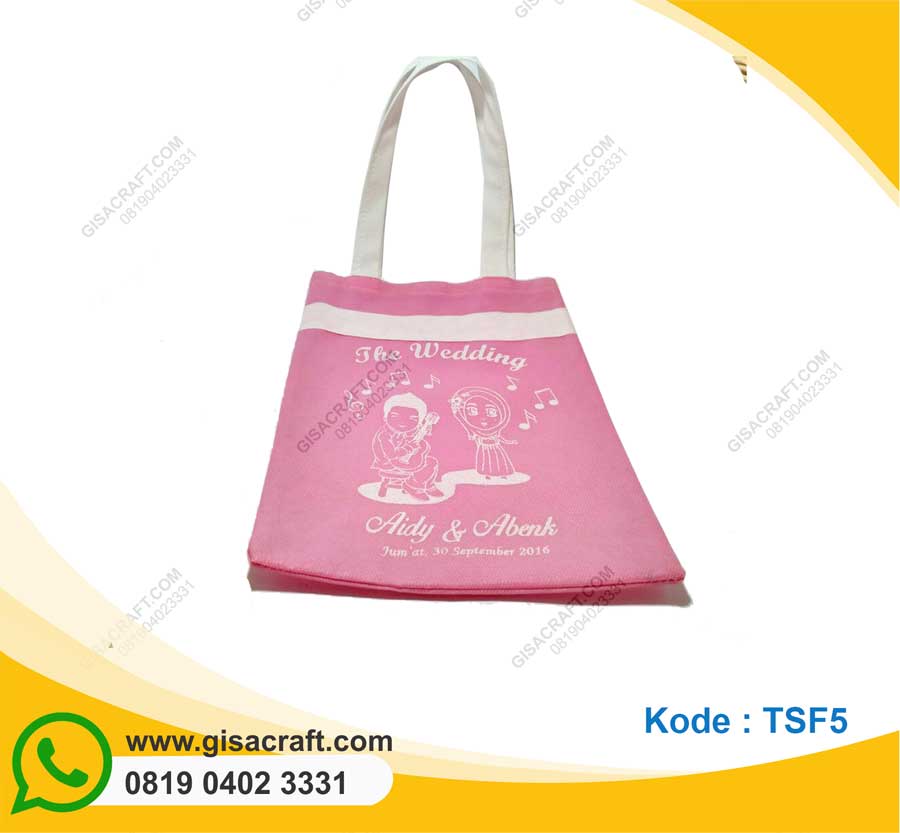 Kami menjual souvenir pernikahan seperti dompet, gelas, kipas dan berbagai souvenir lainnya dengan berbagai macam model, salah satunya <strong>Souvenir Tas Spoundbond Dengan List</strong> kode<strong> TSF5</strong> dengan deskripsi produk  <strong>Bahan : Kain Furing</strong> <strong>Ukuran : ± 20 x 27 cm</strong>  Souvenir Tas Spoundbond Dengan List Rp 2700 Kami menjual souvenir pernikahan seperti dompet, gelas, kipas dan berbagai souvenir lainnya dengan berbagai macam model, salah satunya Souvenir Tas Spoundbond Dengan List kode TSF5 dengan deskripsi produk Bahan : Kain Furing Ukuran : ± 20 x 27 cm Souvenir Tas Spoundbond Dengan List Rp 2700