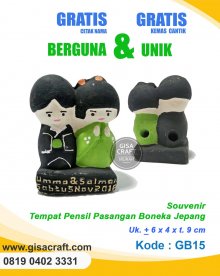 Souvenir Gerabah Tempat Pensil Pasangan Boneka Jepang GB15